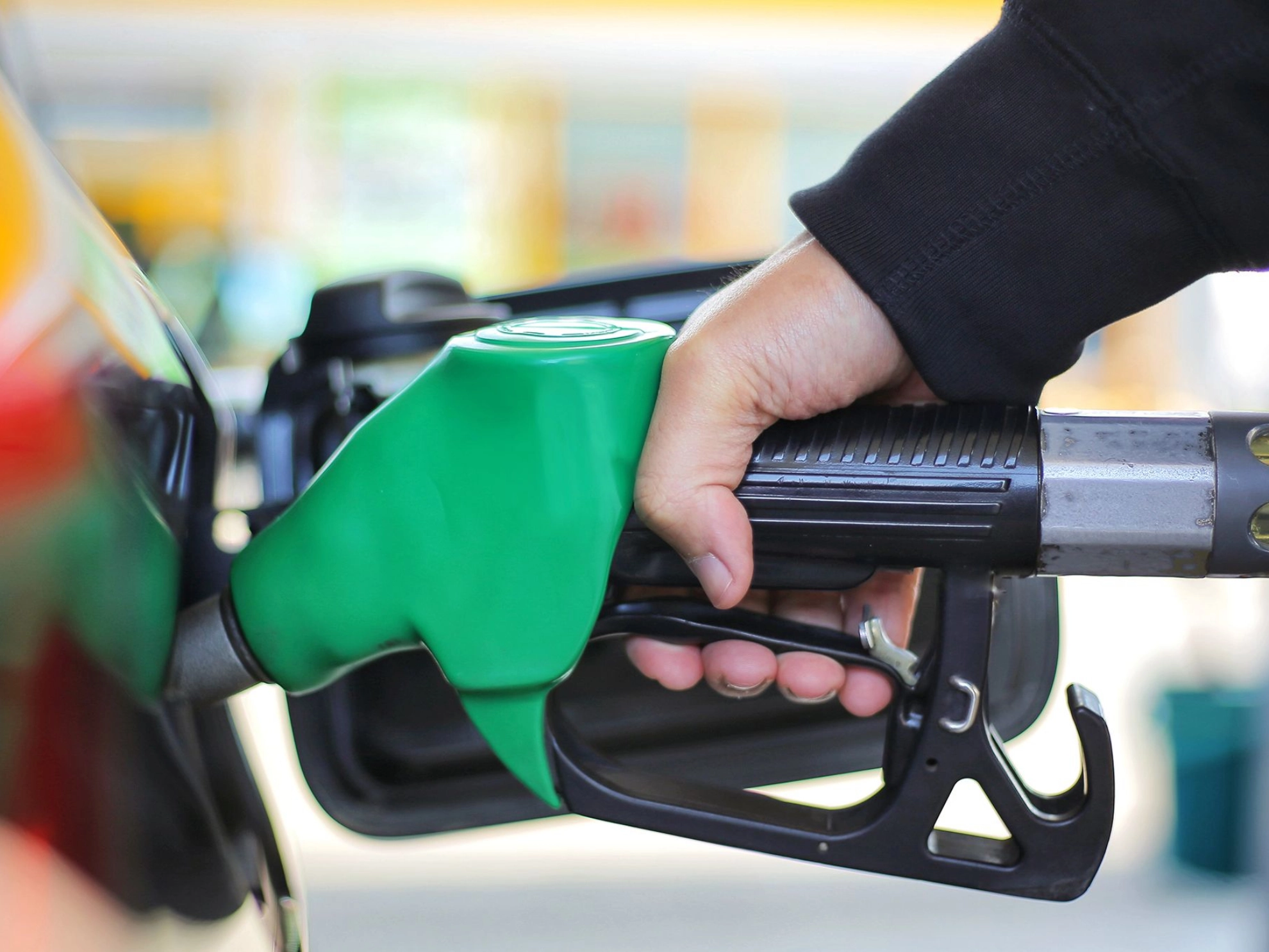 Auto tankt Benzin an Tankstelle