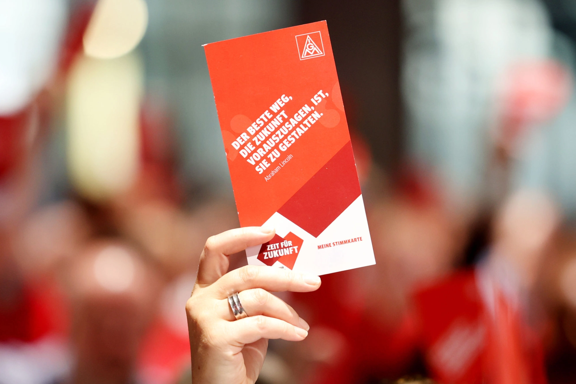 Delegierte hebt ihre Stimmkarte auf dem Gewerkschaftstag in Frankfurt am Main